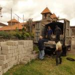 Isinlivi' si scarica un camion di materiale edile